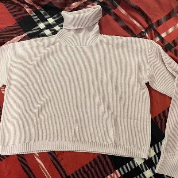 The merino turtleneck sweater in soft orchid - Picture 5 of 6